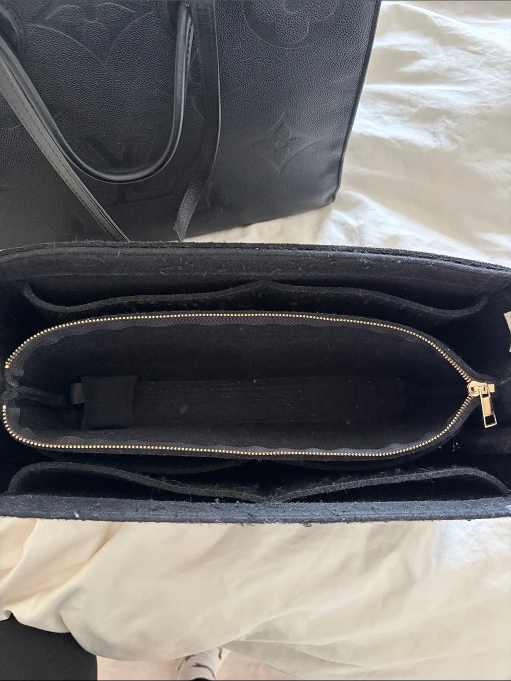 Louis Vuitton OnTheGo Black GM - Picture 9 of 9